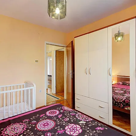 4 Bedroom Cozy In アパート *