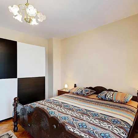 Apartment In With Kitchen *