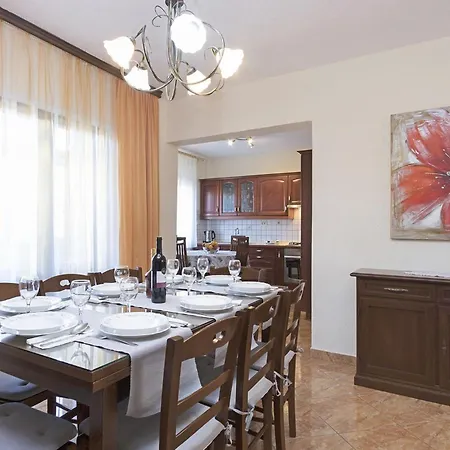 4 Bedroom Cozy In Apartment Pula