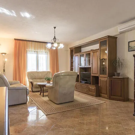 Apartment In With Kitchen Pula