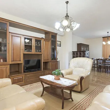 In With Kitchen Pula