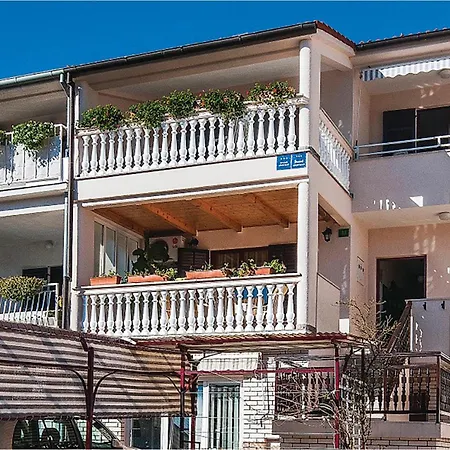 Apartment In With Kitchen Pula